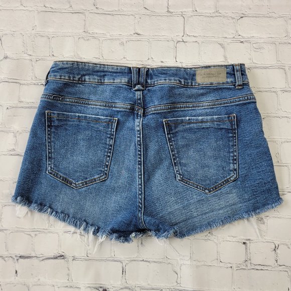 Zara Woman’s blue Pearl embroidered 2” jean shorts size 8 - Picture 12 of 12
